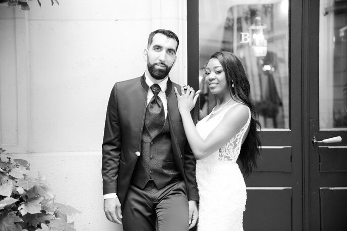 Deux mariés en noir et blanc 