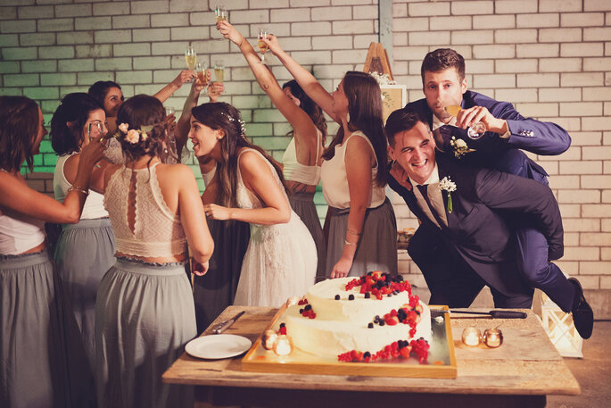 Hochzeitsfoto. Brautpaar schneidet Hochzeitstorte an