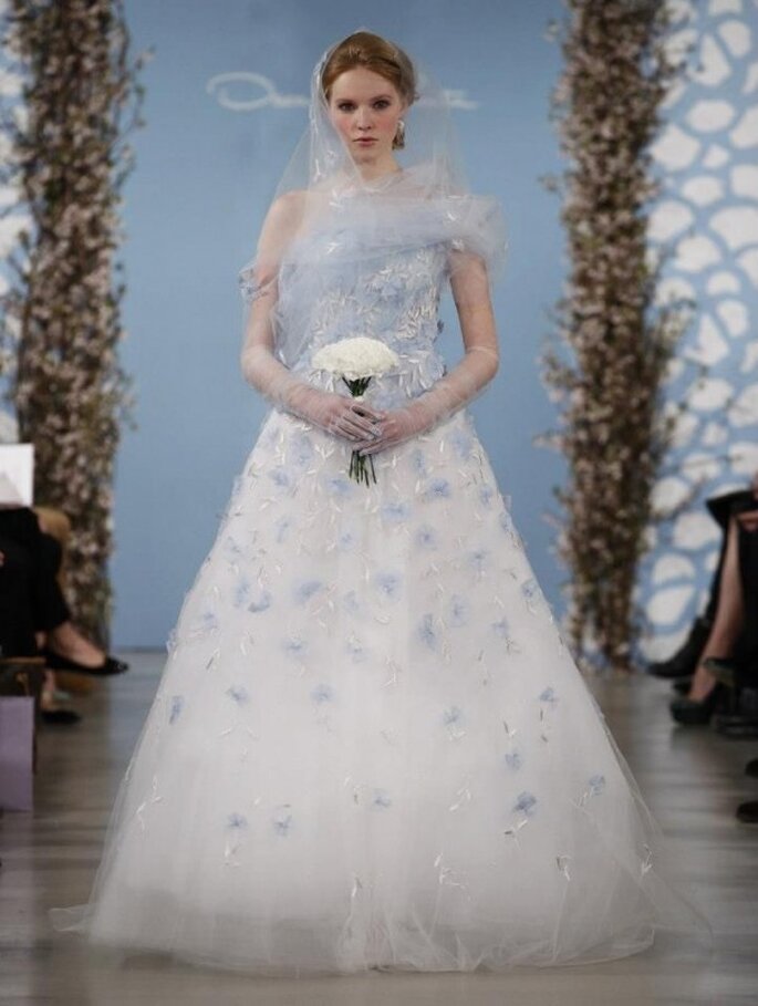 Vestido de novia con flores en relieve en color azul cielo - Foto Oscar de la Renta