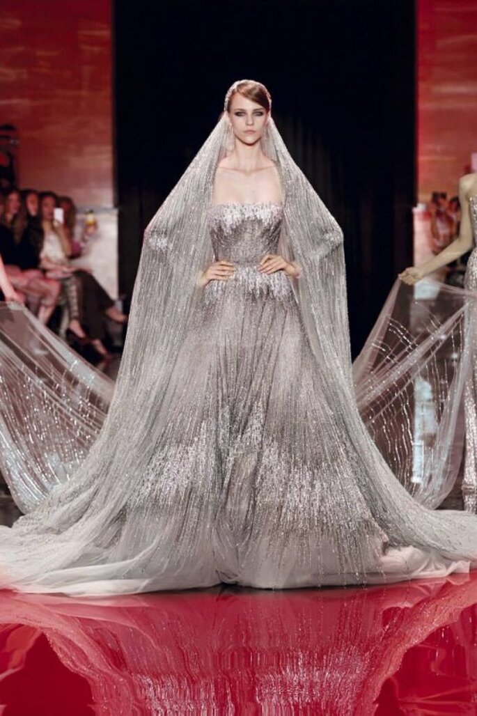 Vestido de novia alta costura con cauda estilo monarca en color metalizado - Foto Elie Saab