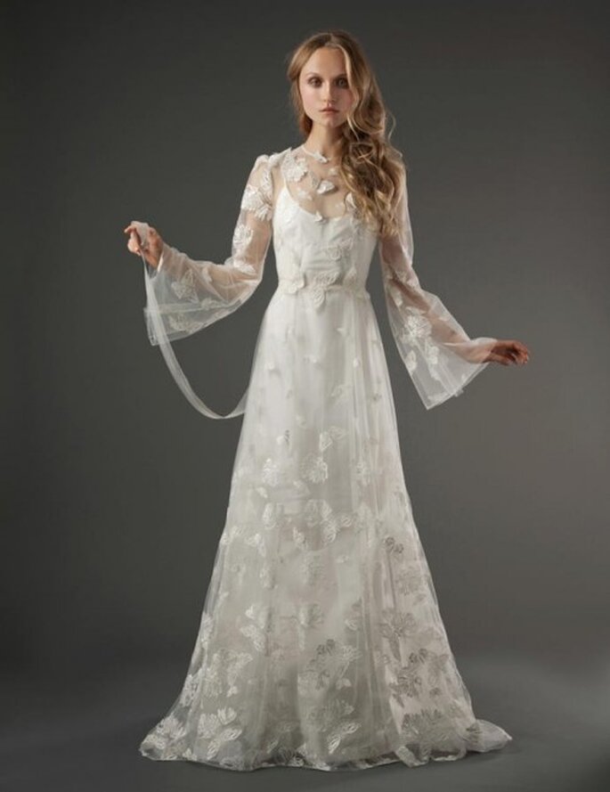 Vestido de novia romántico con mangas anchas, transparencias y estampados de mariposas - Foto Elizabeth Fillmore