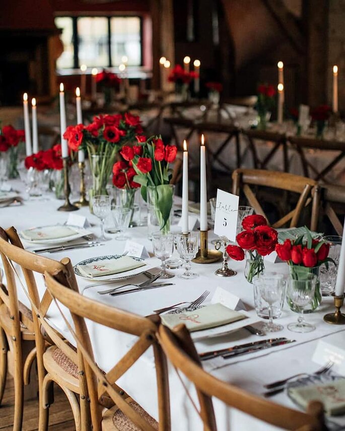 des bouquets de fleurs rouges sur une table en bois - L'Usine à Pétales