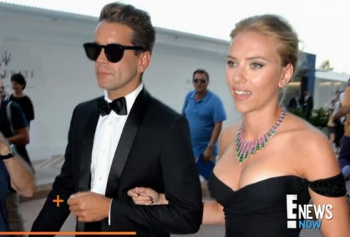 Scarlett Johansson se compromete con Romain Dauriac - Foto ENews YouTube