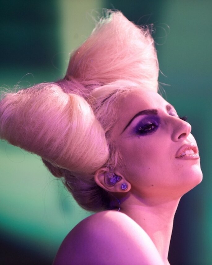 Lady Gaga coiffée d'un noeud de cheveux