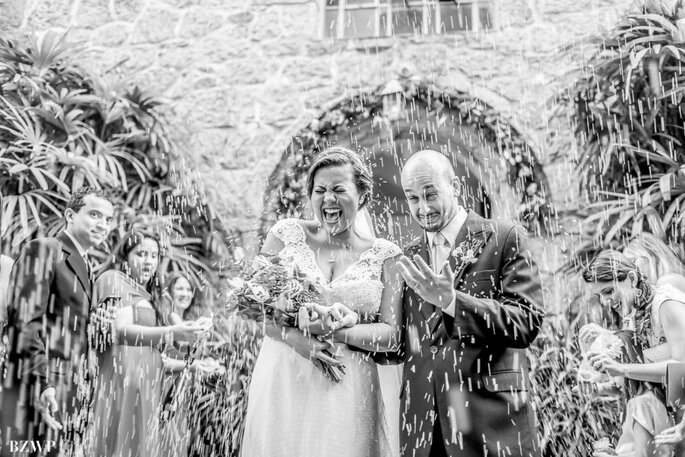 Chuva de arroz em casamento em castelo