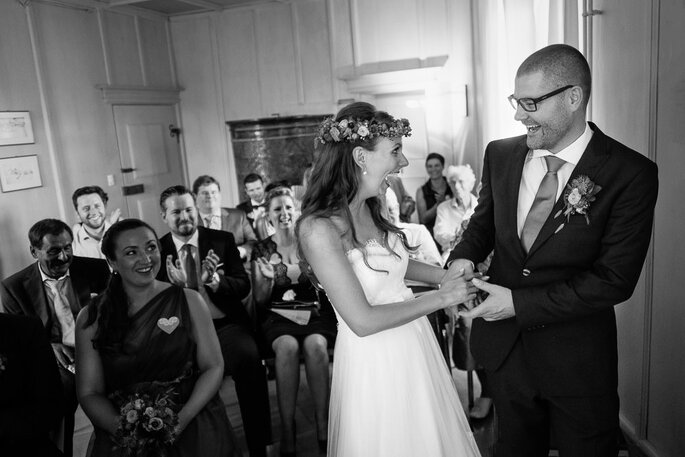 Der Moment, in dem die Anspannung vom Brautpaar abfällt: Das Lachen nach dem Ja-Wort. Foto: Guido Grauer