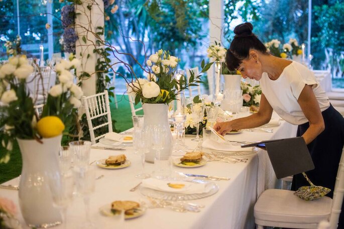 wedding planner sistema dettagli sulla tavola apparecchiata
