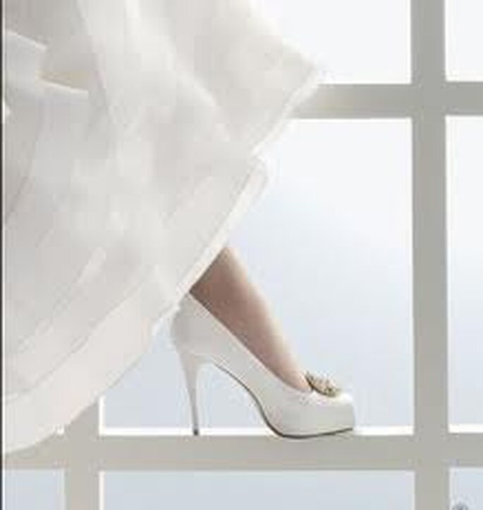 Delicados y elegantes zapatos para novias con plataforma escondida