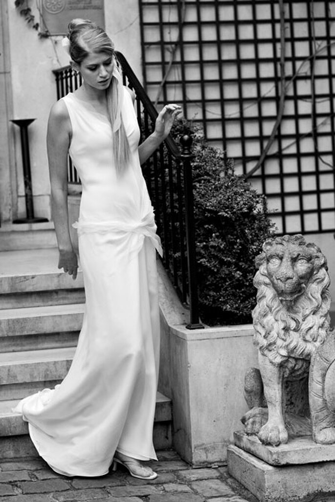 Collection de robes de mariée Amarildine 2011 - Adonis : robe décolleté en V en biais de crêpe et mousseline
