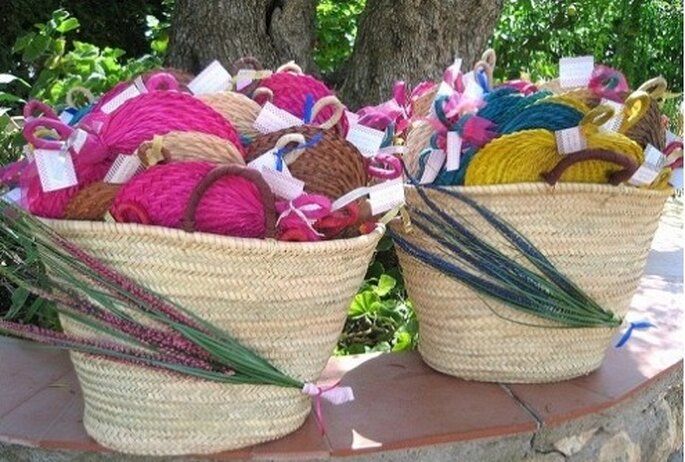 Capazo de mimbre o palma como elemento decorativo en las bodas mas  especiales