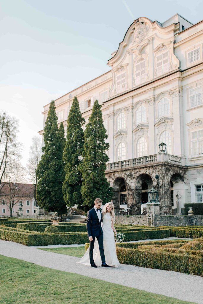 laufendes Brautpaar im Schlossgarten