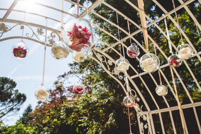 decorazione gazebo Villa Valentina, boule di vetro sospese con fiori all'interno