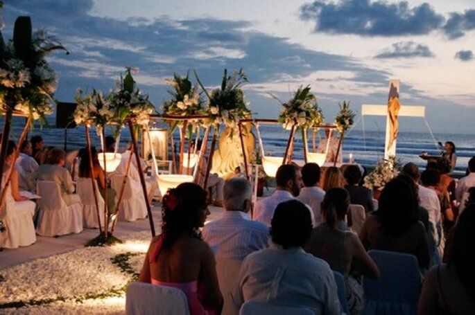 Definiendo el estilo de boda: una boda de playa al atardecer. Foto de QUADRE
