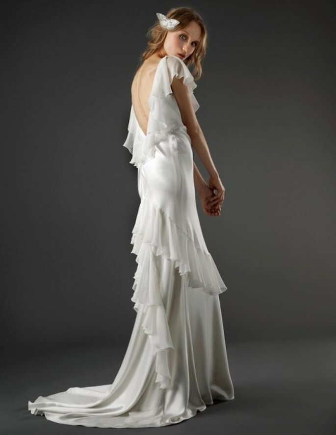 vestido de novia romántico con escote en la espalda, cauda mediana y volados - Foto Elizabeth Fillmore