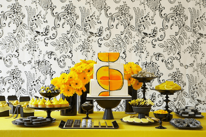 Decoración para mesa de postres en color amarillo limón contrastado con negro - Foto Amy Atlas