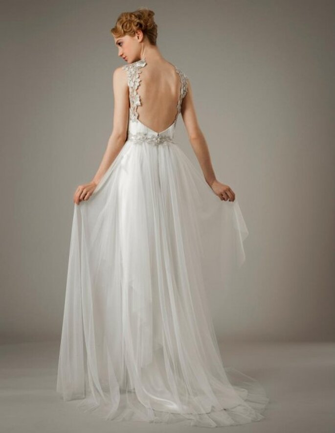 Vestido de novia con falda de caída elegante y tirantes con apliqués en color plata - Foto Elizabeth Fillmore