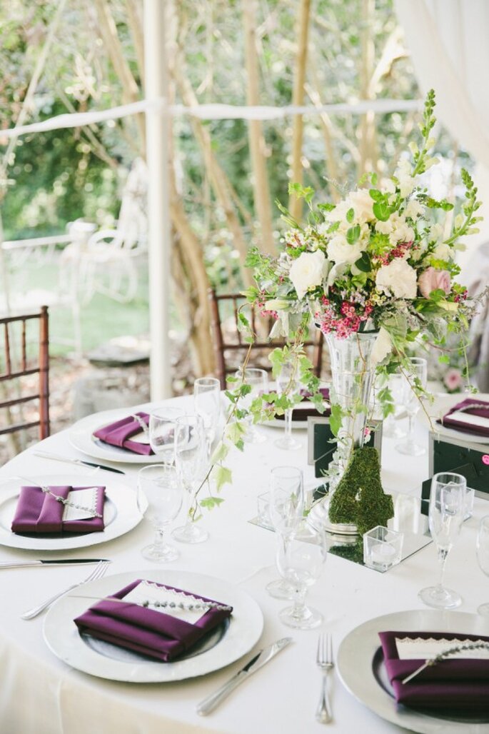 Detalles en color violeta para la decoración de tu boda - Foto Onelove Photography