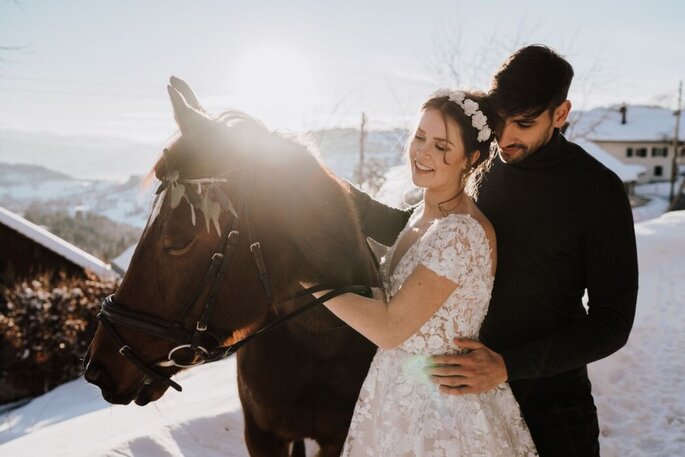 Brautpaar mit Pferd im Schnee, geplant von Zutt Event Consulting