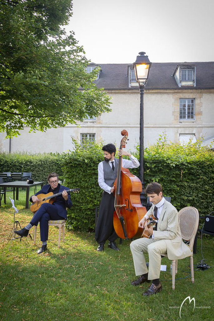 Jazz manouche pour animer un cocktail de mariage en plein air