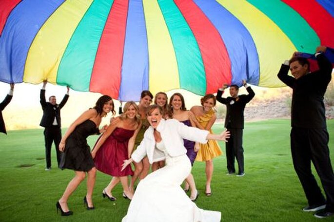 Parachute comme décoration de mariage. Photo : Radiant Photography by the Chansons
