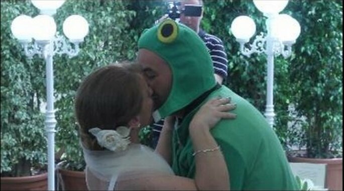 Beso del 'sapo' a la princesa durante la boda. Foto: Frame del vídeo Sur.es