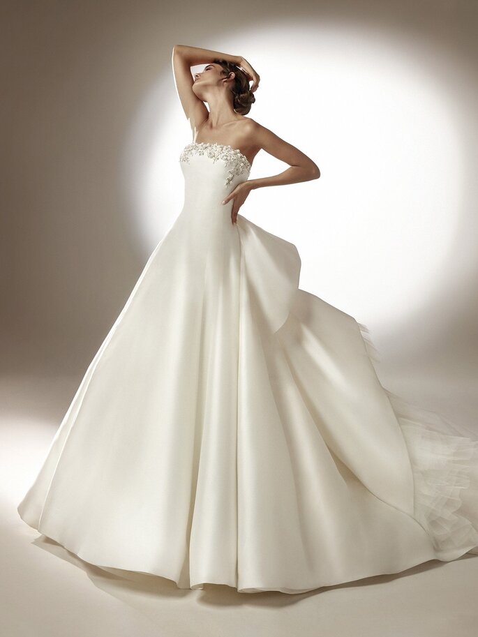 Vestido de noiva clássico, estruturado com bordado no decote abiti da sposa 2021 tendenze