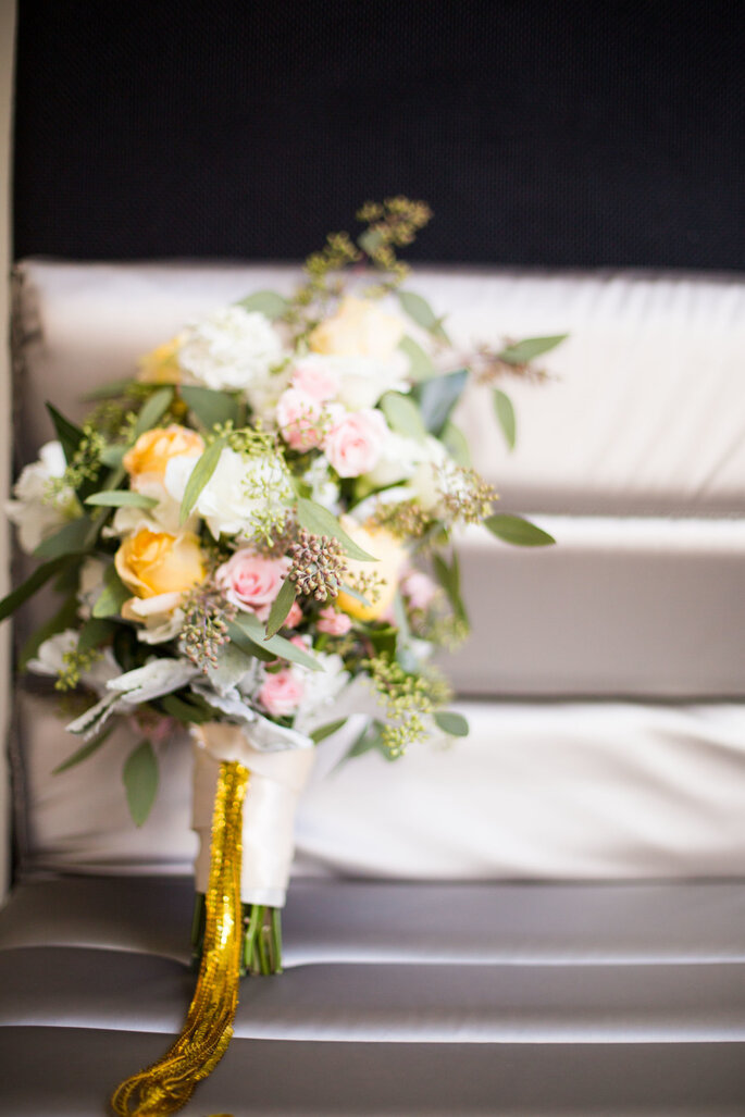 Chevron, dorado y pink en una boda moderna cerca de las nubes. Foto: Hannah Persson Photography