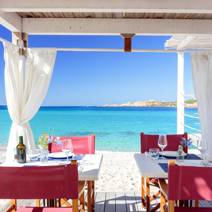 La splendida spiaggia dell'Hotel Marinedda a Isola Rossa - Delphina Hotels and Resorts