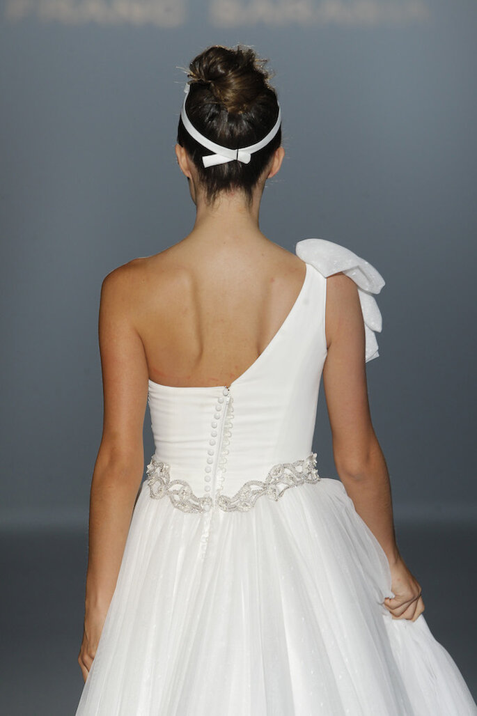 Vestidos de novia con escotes asimétricos, una tendencia must en 2015 - Foto Franc Sarabia