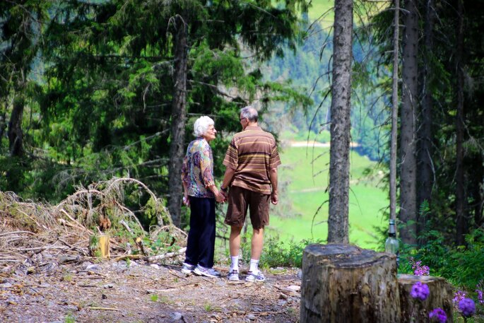 Para starszych osób w lesie