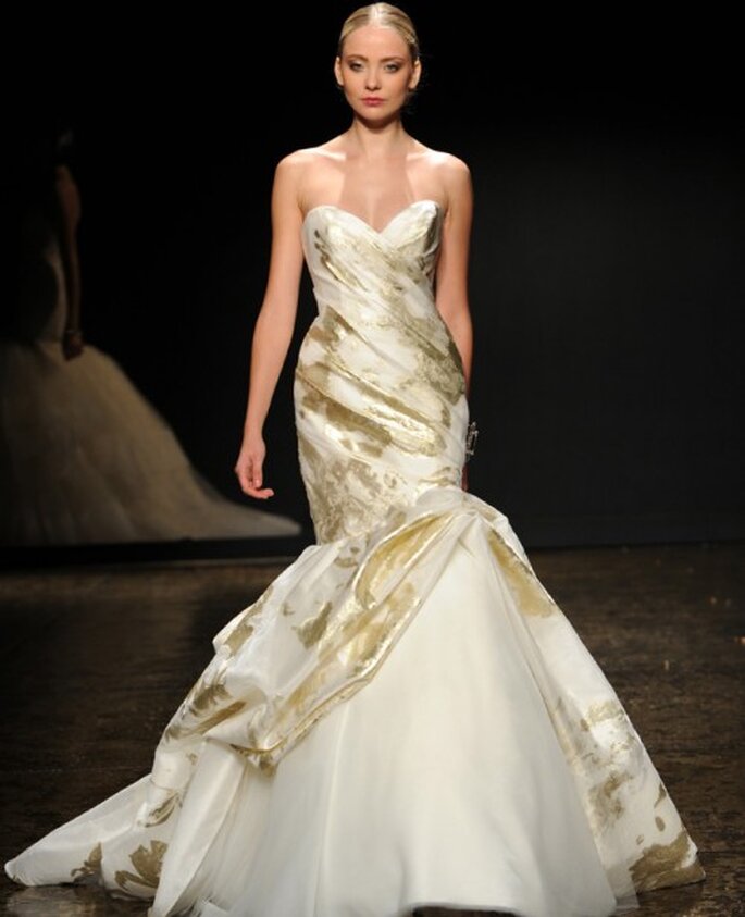 Vestido de novia corte sirena con detalles estampados en color oro - Foto Lazaro