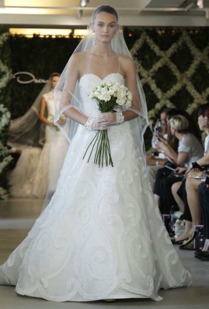 Romantisch Brautkleider mit langen Brautschleiern sind 2013 Trend – Foto: Oscar de la Renta