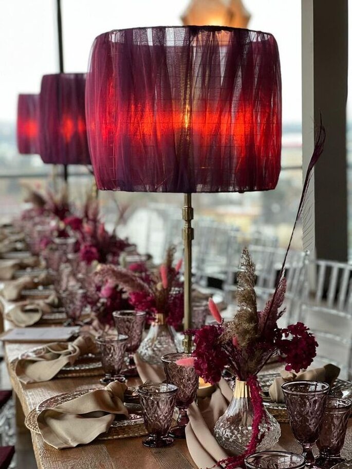 Dunkle Beerentöne mit Lampen und Blumen bei der Hochzeit, Event mit Stil