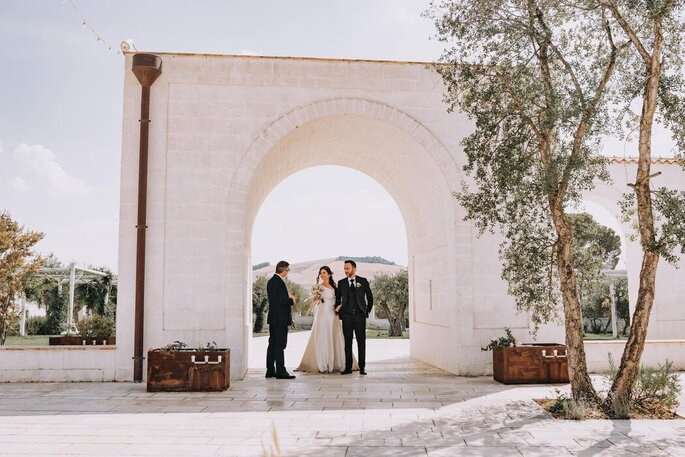 sposi sotto arco di ingresso della Masseria Del Parco Ricevimenti