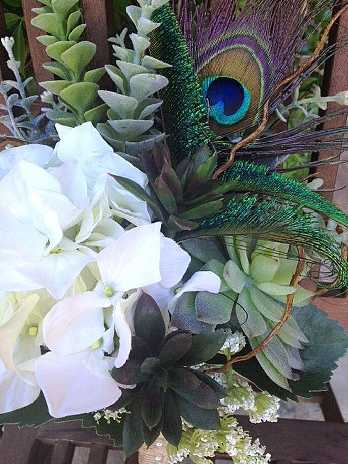 Ramo de novias con plumas de pavo real de moda en 2013 - Foto WaterMeNot