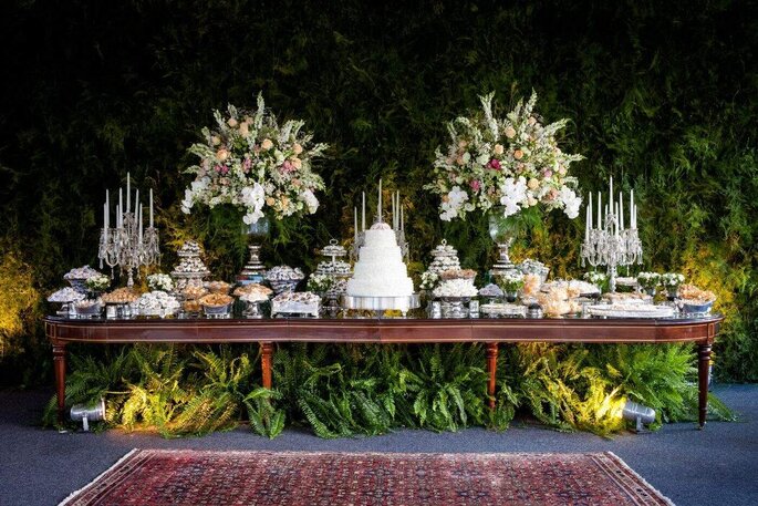 tavoli con allestimenti trionfali di fiori