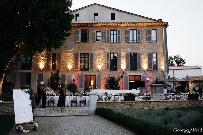 Dîner de mariage en extérieur en Provence