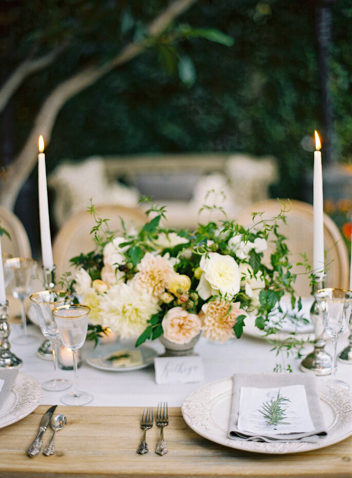 Decoración con encaje y color dorado para una boda romántica - Kurt Boomer Photo