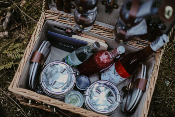 Picknickkorb im Wald