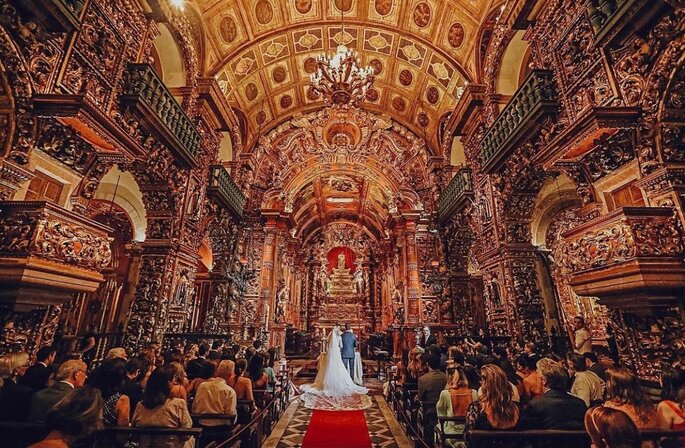 Casalem cerimônia de casamento na igreja católica