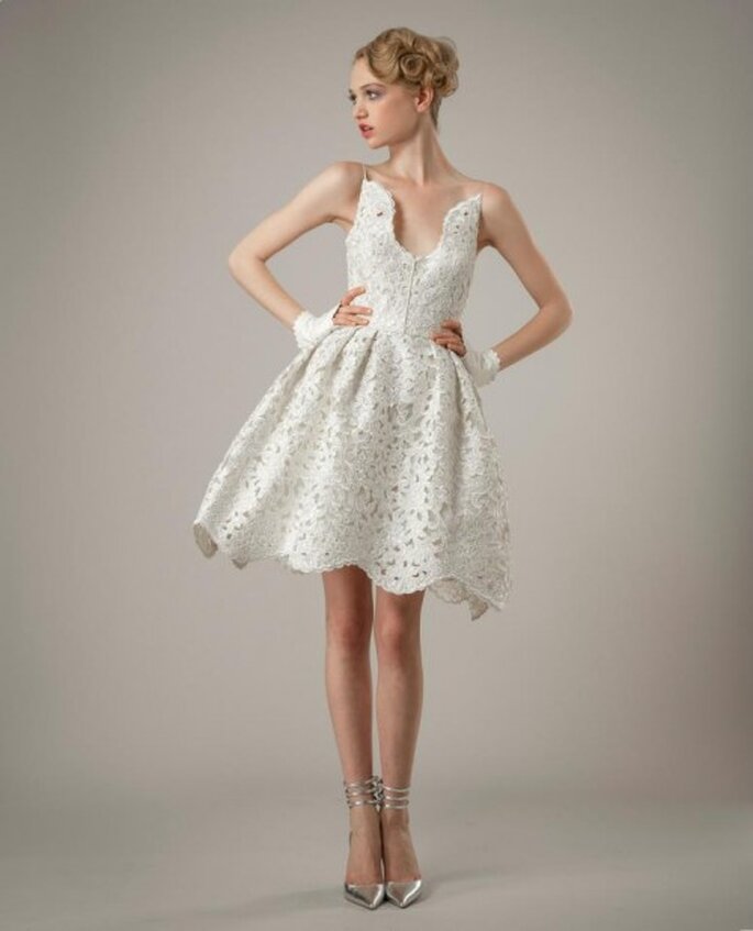 Vestido de novia corto para boda civil con falda amplia - Foto Elizabeth Fillmore