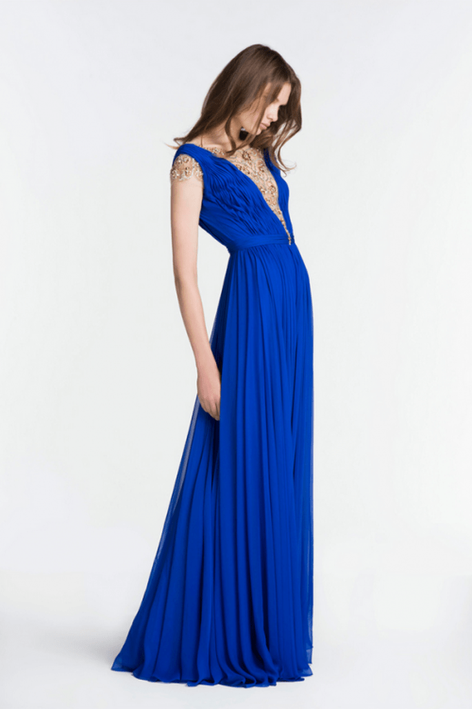 Vestido de fiesta 2014 en color azul rey con escote al frente y caída elegante en la falda - Foto Reem Acra
