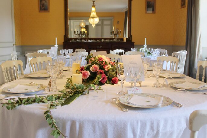 Décoration d'une table avec un bouquet de fleurs - Manoir de Bel Ebat