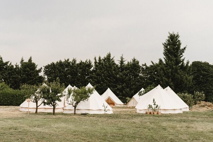 Des tentes signées Wedding Tipi installées en pleine nature.