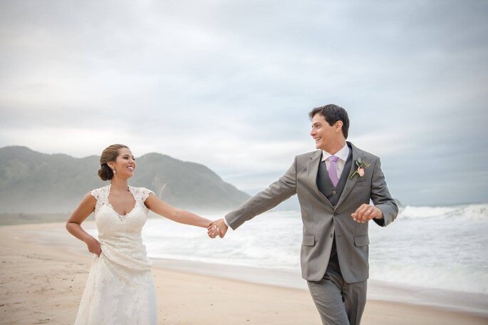 Casal feliz na praia