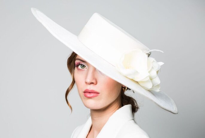Oser le chapeau maxi pour une tenue de mariée