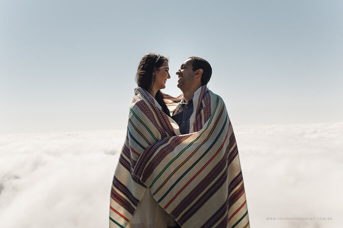 Casal abraçado enrolado em manta