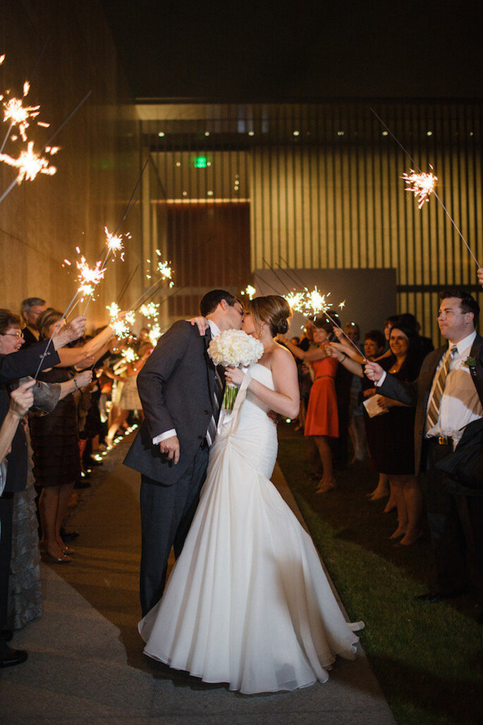 Luces de bengala en tu boda - Foto Archetype Studio Inc.