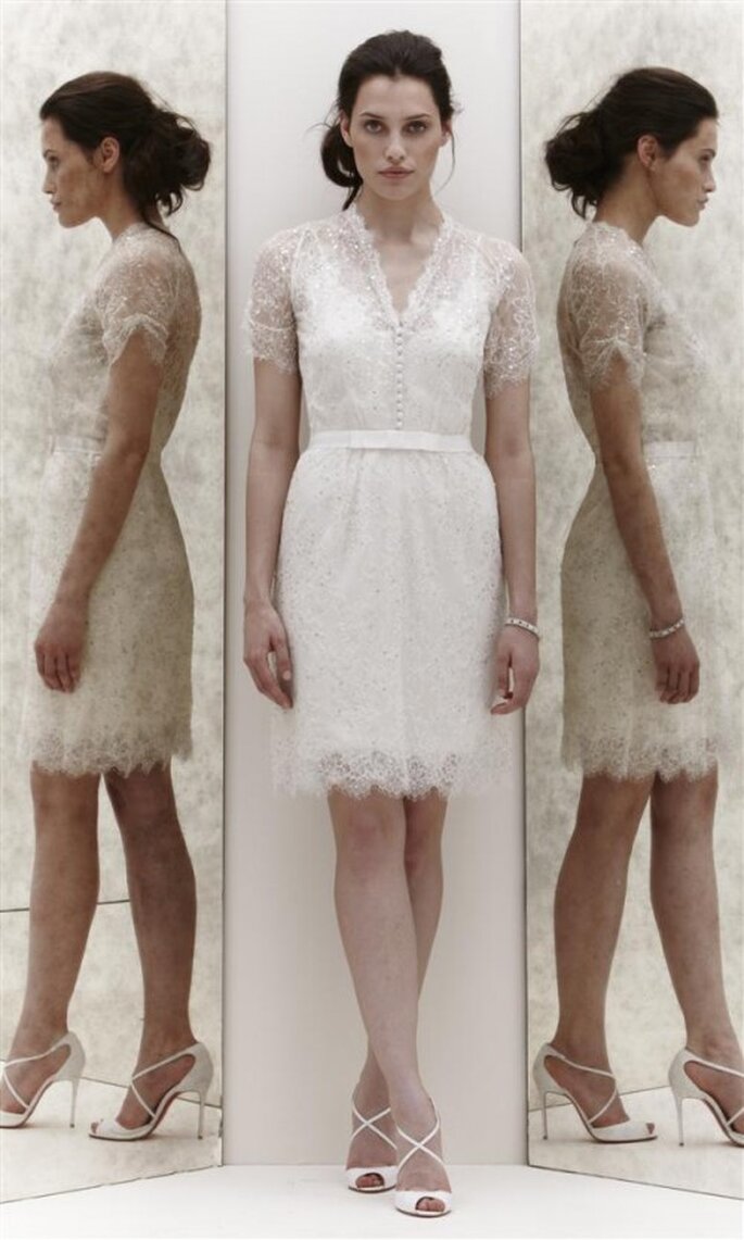 Vestido corto de novia con encaje y pedrería - Foto Jenny Packham 2013