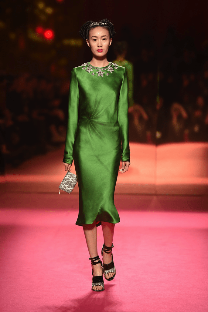 vestido midi verde em cetim,com manga longa e bordado na gola